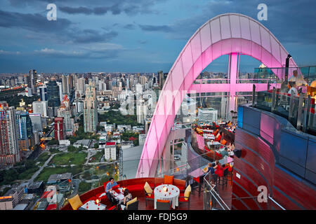 Vue imprenable sur la ville depuis le bar sur le toit Red Sky. Centara Grand Hotel au complexe CentralWorld, Bangkok, Thaïlande. Banque D'Images