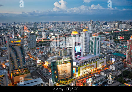 Vue aérienne de la ville au crépuscule. Bangkok, Thaïlande. Banque D'Images