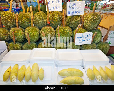 Durians à vendre à ou Tor Kor (OTK) marché du frais. Bangkok, Thaïlande. Banque D'Images