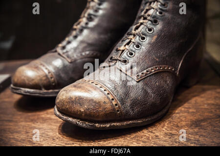 Ancien utilisé chaussures en cuir véritable, la photo en gros plan avec selective focus Banque D'Images