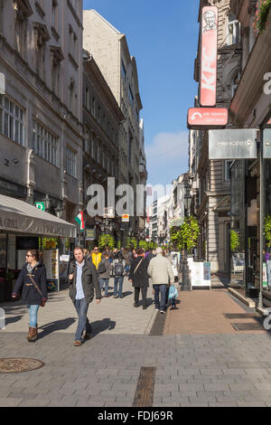 Rue commerçante dans Budapeat, Hongrie. Vaci Utca (Vamhaz Korut à Vorosmarty ter) Banque D'Images