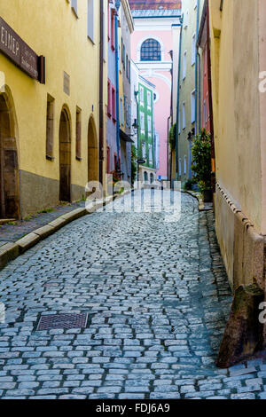 Rue étroite pavée, Milchgasse 2, 94032, Passau, Allemagne Banque D'Images
