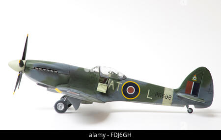 Supermarine Spitfire Mk22, WW11, RAF marquages. 1:32 échelle fine modèle sur fond studio blanc. Banque D'Images