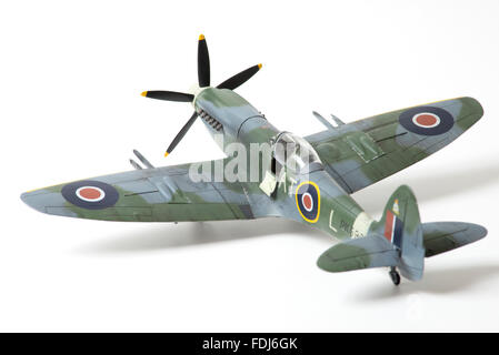 Supermarine Spitfire Mk22, WW11, RAF marquages. 1:32 échelle fine modèle sur fond studio blanc. Banque D'Images