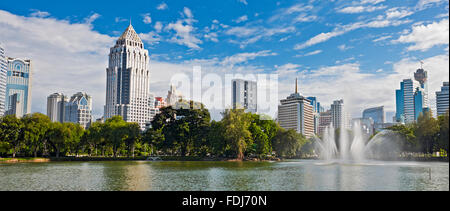 Vue panoramique sur les gratte-ciels modernes autour du Parc Lumphini. Bangkok, Thaïlande. Banque D'Images