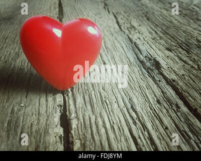 Cœur rouge sur fond de bois Banque D'Images