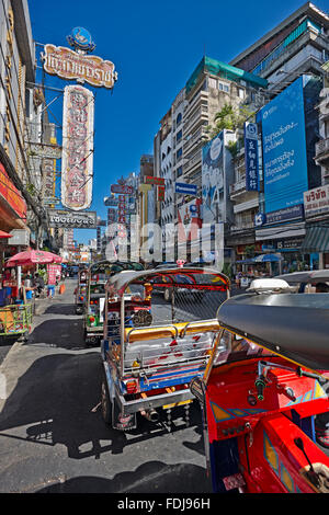 Tuk-tuks colorés en attente de clients sur Yaowarat Road. Chinatown District, Bangkok, Thaïlande. Banque D'Images