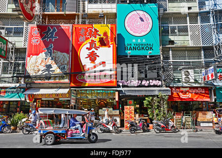 Tuk-tuk déménagement sur Yaowarat Road dans le quartier de Chinatown. Bangkok, Thaïlande. Banque D'Images