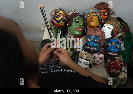 Malang, Indonésie. Jan 31, 2016. Une prière a été faite pour le masque Malangan avant les danseurs s'en serviront dans leur présentation à Padepokan Mask Dance Studio.C'est un art théâtral traditionnel hérité de la danse, où les danseurs portent 64 masques différents avec 64 rôles différents dans Panji tales. © Adhitya/Hendra Pacific Press/Alamy Live News Banque D'Images