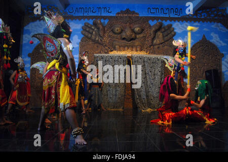 Malang, Indonésie. Jan 31, 2016. Masque Malangan danseurs effectuer à Padepokan Mask Dance Studio.C'est un art théâtral traditionnel hérité de la danse, où les danseurs portent 64 masques différents avec 64 rôles différents dans Panji tales. © Adhitya/Hendra Pacific Press/Alamy Live News Banque D'Images