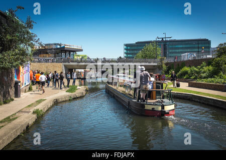 Peple marcher le long de Regent's Canal, près de la gare de Kings Cross, London Banque D'Images