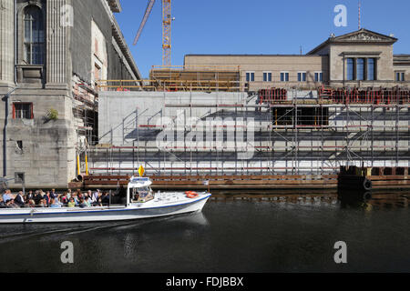 Berlin, Allemagne, les touristes sur un bateau sur Kupfergraben Banque D'Images