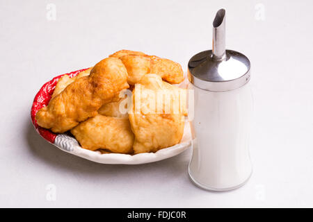 Le petit-déjeuner, bulgare avec frite - sucre Mekitsi Banque D'Images