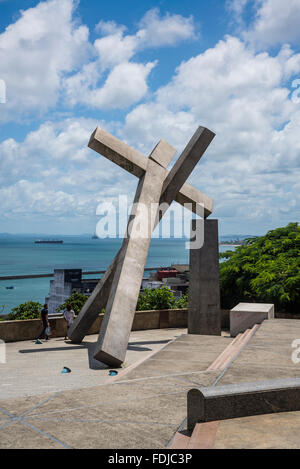 Cruz Caida tombés ou croix, sculpture par Mário Cravo, 1999, représentant l'Igreja da Sé démoli dans les années 1930, Salvador, Brésil Banque D'Images