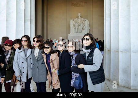 Washington D.C., USA, les visiteurs avant de Lincoln statue dans le Lincoln Memorial Banque D'Images