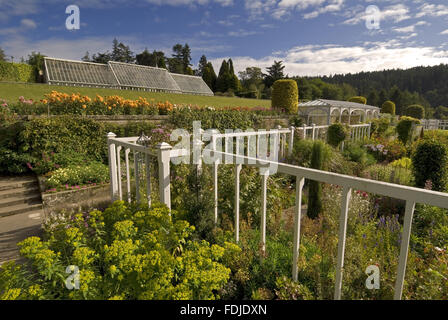 La terrasse Italienne, avec la Loggia et l'Orchard House en vue, à Cragside, Morpeth, Northumberland. La terrasse est l'élément central de l'échelon le plus bas des jardins. Banque D'Images