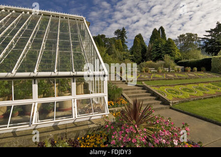 L'Orchard House at Cragside, Morpeth, Northumberland. C'est la plus grande serre, et date de 1870. Les arbres fruitiers sont dans les cultivars d'avant 1900 pour tenir compte de l'intérêt de l'époque victorienne dans la culture de fruits. Banque D'Images