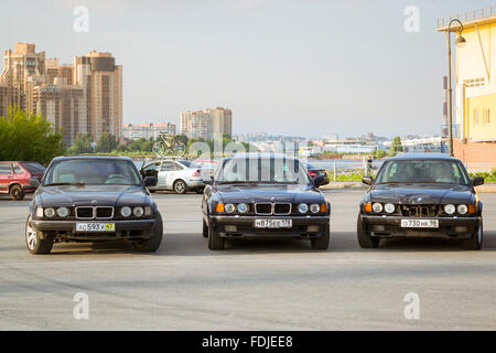 SAINT-PÉTERSBOURG, RUSSIE - Août 3, 2013 : Vieille voiture BMW 7-series à l'assemblée, fans de la marque bavaroise, Krestovsky Banque D'Images