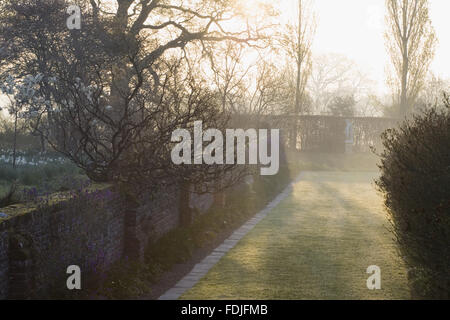 Les douves à pied à l'aube au Château de Sissinghurst Garden, près de Cranbrook, Kent. Banque D'Images