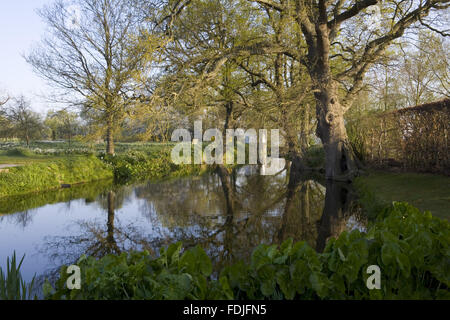 Le fossé à Château de Sissinghurst Garden, près de Cranbrook, Kent. Banque D'Images