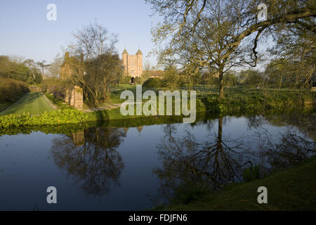 Vue sur les douves, avec les douves à pied à gauche de l'image, et en regardant vers la tour à Château de Sissinghurst Garden, près de Cranbrook, Kent. Banque D'Images