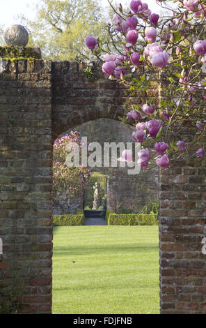 Voir à travers une porte de briques dans le jardin blanc au Château de Sissinghurst Garden, près de Cranbrook, Kent. Banque D'Images