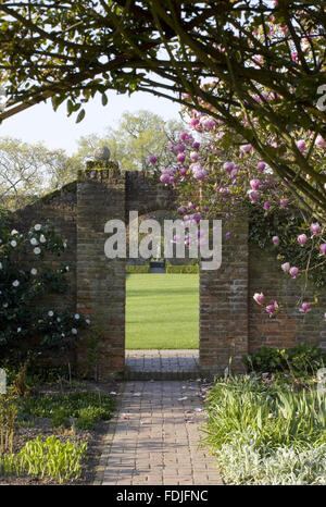 Voir à travers une porte de briques dans le jardin blanc au Château de Sissinghurst Garden, près de Cranbrook, Kent. Banque D'Images