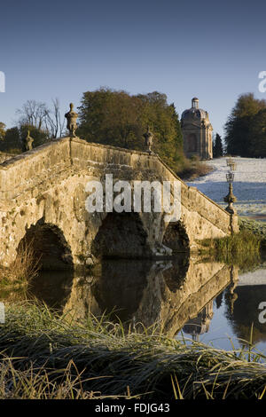 Le pont d'Oxford sur un jour froid à Stowe paysage de jardins, dans le Buckinghamshire. Banque D'Images