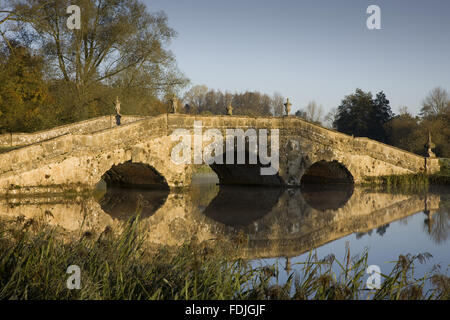 Le pont d'Oxford sur un jour froid à Stowe paysage de jardins, dans le Buckinghamshire. Banque D'Images