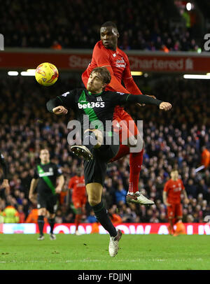 Liverpool, Royaume-Uni. 26 janvier, 2016. Marc Muniesa de Stoke et Christian Benteke de Liverpool - Capital One deuxième demi-finale de Coupe de Ligue de la jambe - Liverpool vs Stoke City - Anfield - Liverpool - 26/01/2016 Philippe Pic Oldham/SportImage/CSM/Alamy Live News Banque D'Images