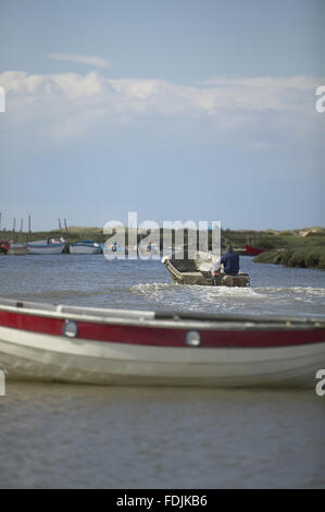 Des canots et des bateaux de pêche au marais Morston, Norfolk. Banque D'Images