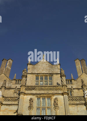 Compte tenu de l'étroite baie en saillie au-dessus du porche à l'avant de l'ouest à Montacute House, Somerset. La maison a été construite par Sir Edward Phelips dans les dernières années du xvie siècle. La pierre calcaire oolithique est Ham Hill dans une couleur miel. Banque D'Images