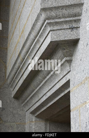 Détail de la maçonnerie de granit et de porte sur l'escalier principal conçu par Sir Edwin Lutyens à Castle Drogo, Devon. Banque D'Images