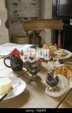 Une gamme de table ware poulet ornementales y compris un toast rack et mug. Banque D'Images