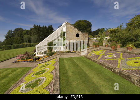 Mosaïcultures à côté de l'Orchard House at Cragside, Morpeth, Northumberland. La pierre-pans de lits en pente sont remplis de plantes à feuillage arrangé et clippés dans des motifs complexes. Banque D'Images