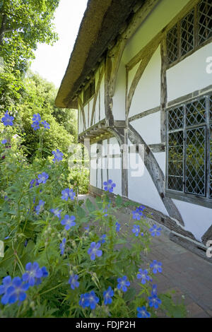 1 156 km Maison du clergé, xive siècle, Wealden hall maison dans un jardin de style cottage dans l'East Sussex. Banque D'Images