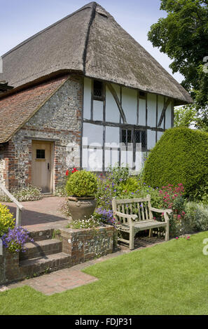 1 156 km Maison du clergé, xive siècle, Wealden hall maison dans un jardin de style cottage dans l'East Sussex. Banque D'Images