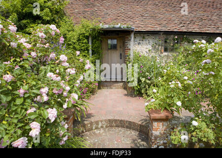 1 156 km Maison du clergé, xive siècle, Wealden hall maison dans un jardin de style cottage dans l'East Sussex. Banque D'Images