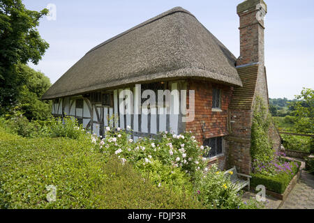 1 156 km Maison du clergé, xive siècle, Wealden hall maison dans un jardin de style cottage dans l'East Sussex. Banque D'Images