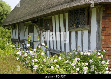 1 156 km Maison du clergé, xive siècle, Wealden hall maison dans un jardin de style cottage dans l'East Sussex. Banque D'Images