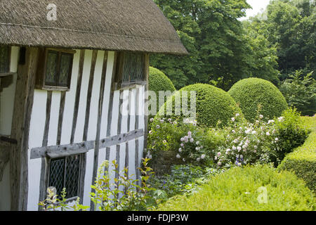 1 156 km Maison du clergé, xive siècle, Wealden hall maison dans un jardin de style cottage dans l'East Sussex. Banque D'Images