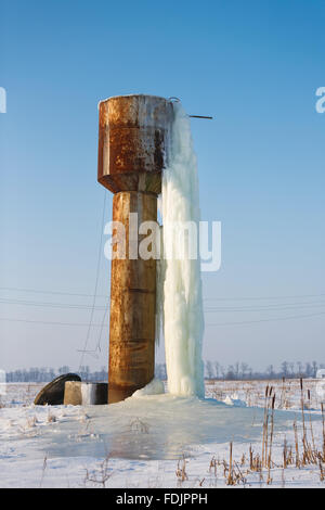 L'eau congelée de broken water tower en hiver Banque D'Images