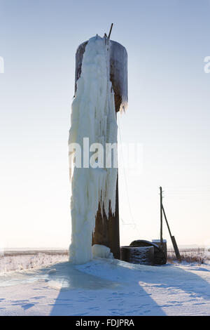 L'eau congelée de broken water tower en hiver Banque D'Images