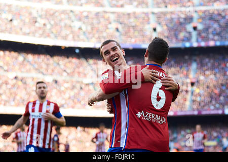 Koke (Atletico de Madrid) célèbre avec son coéquipier Griezmann (Atletico de Madrid) après avoir marqué, au cours de la Liga match de football entre le FC Barcelone et l'Atlético de Madrid, au Camp Nou à Barcelone, Espagne, samedi, 30 janvier 2016. © AFP PHOTO alliance/Alamy Live News Banque D'Images