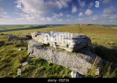 Les affleurements de granit de Tor, Bodmin Moor, North Cornwall. La région s'élève à la deuxième plus haut point à Cornwall, et a été donné par Sir Richard Onslow avec la 43e Division (Wessex) comme un mémorial à ses hommes qui sont morts dans la Deuxième Guerre mondiale. Banque D'Images