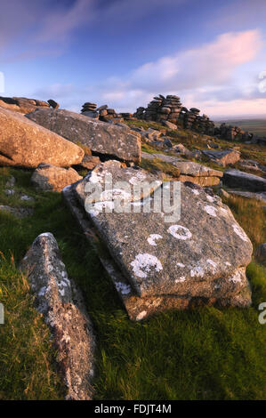 Les affleurements de granit de Tor, Bodmin Moor, North Cornwall. La région s'élève à la deuxième plus haut point à Cornwall, et a été donné par Sir Richard Onslow avec la 43e Division (Wessex) comme un mémorial à ses hommes qui sont morts dans la Deuxième Guerre mondiale. Banque D'Images