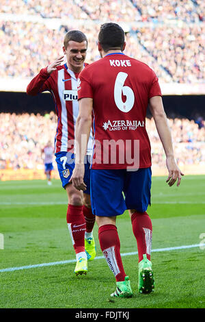 Koke (Atletico de Madrid) célèbre avec son coéquipier Griezmann (Atletico de Madrid) après avoir marqué, au cours de la Liga match de football entre le FC Barcelone et l'Atlético de Madrid, au Camp Nou à Barcelone, Espagne, samedi, 30 janvier 2016. © AFP PHOTO alliance/Alamy Live News Banque D'Images