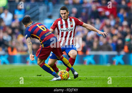 Dani Alves (FC Barcelone) pour les duels la balle contre Koke (Atletico de Madrid), au cours de la Liga match de football entre le FC Barcelone et l'Atlético de Madrid, au Camp Nou à Barcelone, Espagne, samedi, 30 janvier 2016. © AFP PHOTO alliance/Alamy Live News Banque D'Images