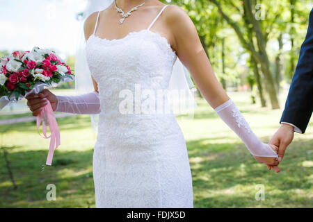 Mariée avec groom walking in a park Banque D'Images