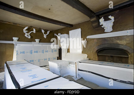 Les serviteurs' Hall au château de Chirk, Wrexham, Wales, en hiver, lorsque le bien est mis au lit". Mobilier et d'autres éléments sont enveloppés dans des couvertures et le papier sans acide pour les protéger. Banque D'Images